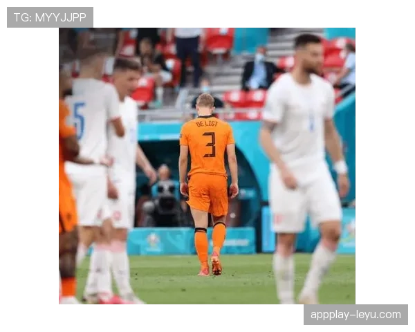 德里赫特后防核心作用凸显，稳固防线助球队连战连捷